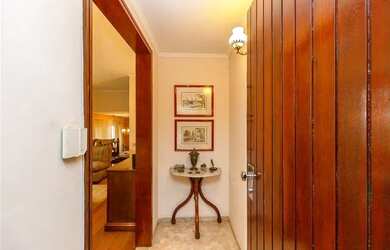 Imagem: A casa possui 3 Dormitórios, 2 Banheiros, 2 Vagas na garagem