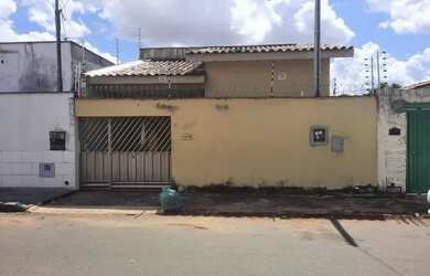 Imagem: A casa possui 3 Dormitórios, 2 Banheiros, 1 Vaga na garagem