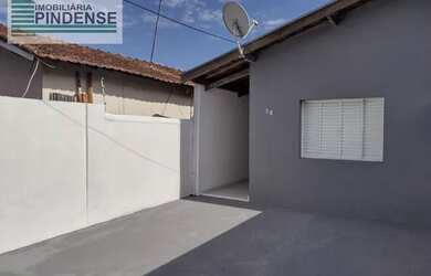 Imagem: A casa possui 2 Dormitórios, 1 Banheiro, 1 Vaga na garagem