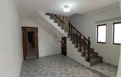 Imagem: A casa possui 4 Dormitórios, 2 Banheiros, 2 Vagas na garagem