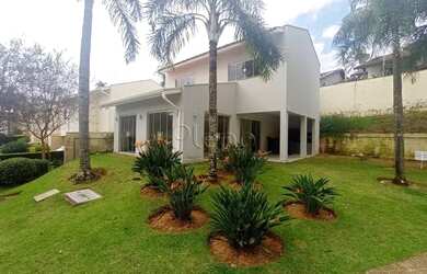 Imagem: A casa possui 3 Dormitórios, 2 Banheiros, 3 Vagas na garagem