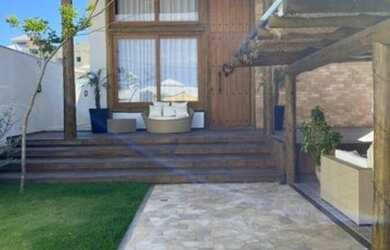 Imagem: A casa possui 3 Dormitórios, 3 Banheiros, 4 Vagas na garagem