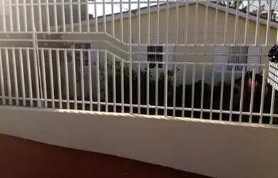 Imagem: A casa possui 3 Dormitórios, 1 Banheiro, 2 Vagas na garagem