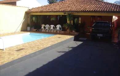 Imagem: A casa possui 2 Dormitórios, 2 Banheiros, 5 Vagas na garagem