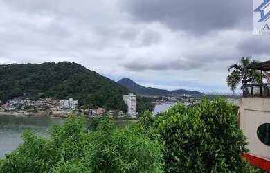 Imagem: A casa possui 2 Dormitórios, 3 Banheiros, 250m² de Área e