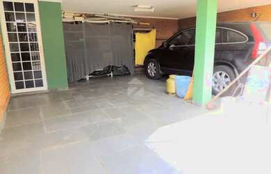 Imagem: A casa possui 5 Dormitórios, 4 Banheiros, 4 Vagas na garagem