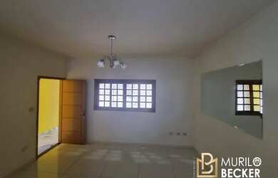 Imagem: A casa possui 3 Dormitórios, 2 Banheiros, 2 Vagas na garagem