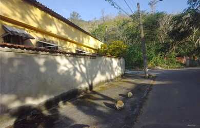 Imagem: A casa possui 2 Dormitórios, 2 Banheiros, 2 Vagas na garagem