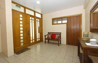 Imagem: A casa possui 3 Dormitórios, 1 Banheiro, 1 Vaga na garagem