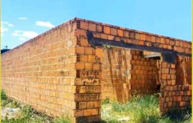 Imagem 1: Casa em ponto de Madeira. Varanda, 1 Vaga na garageme3 Dormitórios