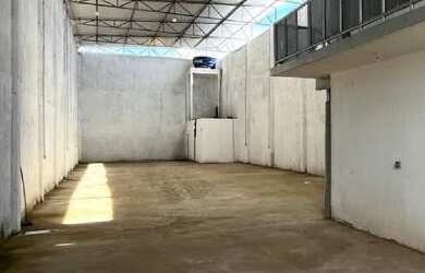 Imagem: O depósito possui 3 Vagas na garagem, 500m² de Área e está