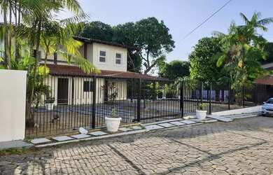 Imagem: A casa possui 3 Dormitórios, 3 Banheiros, 2 Vagas na garagem