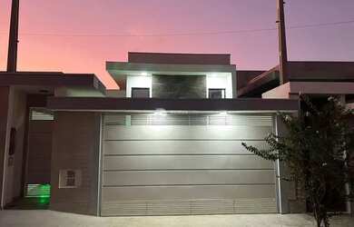 Imagem: A casa possui 3 Dormitórios, 3 Banheiros, 2 Vagas na garagem