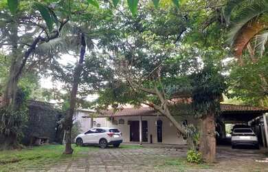 Imagem: A casa possui 4 Dormitórios, 5 Banheiros, 5 Vagas na garagem