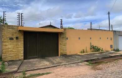 Imagem: A casa possui 2 Dormitórios, 1 Banheiro, 4 Vagas na garagem