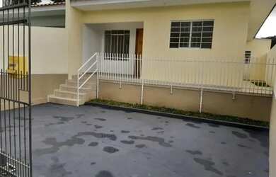 Imagem: A casa possui 3 Dormitórios, 1 Banheiro, 2 Vagas na garagem