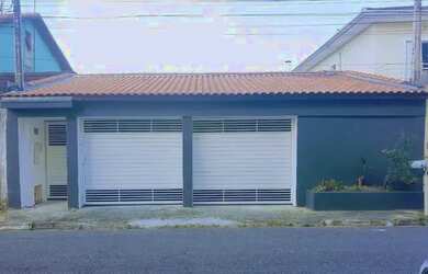 Imagem: A casa possui 3 Dormitórios, 3 Banheiros, 2 Vagas na garagem