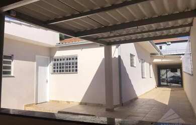 Imagem: A casa possui 3 Dormitórios, 2 Banheiros, 4 Vagas na garagem