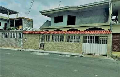 Imagem: A casa possui 3 Dormitórios, 2 Banheiros e 4 Vagas na garagem