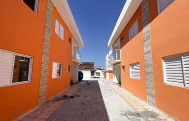 Imagem: A casa possui 2 Dormitórios, 2 Banheiros, 1 Vaga na garagem