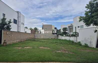 Imagem: O terreno possui 457m² de Área e está localizado em Cuiabá