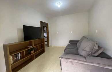 Imagem: A casa possui 3 Dormitórios, 1 Banheiro, 2 Vagas na garagem