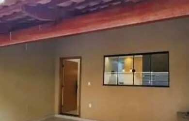 Imagem: A casa possui 2 Dormitórios, 2 Banheiros, 2 Vagas na garagem