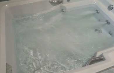 Imagem: A casa possui 2 Dormitórios, 2 Banheiros, 2 Vagas na garagem