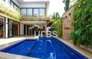 Imagem: A casa possui 4 Dormitórios, 5 Banheiros, 2 Vagas na garagem