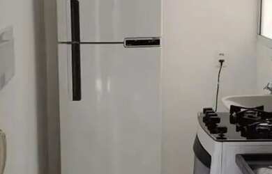 Imagem: O apartamento possui 2 Dormitórios, 1 Banheiro, 1 Vaga na garagem