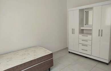 Imagem: O apartamento possui 2 Dormitórios, 1 Banheiro, 1 Vaga na garagem