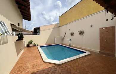 Imagem: A casa possui 3 Dormitórios, 3 Banheiros, 4 Vagas na garagem