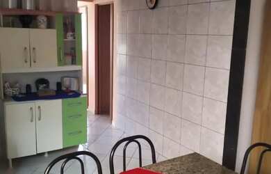 Imagem: A casa possui 3 Dormitórios, 1 Banheiro, 1 Vaga na garagem