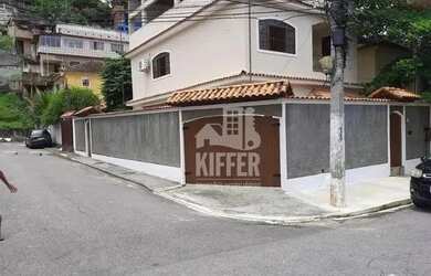 Imagem: A casa possui 4 Dormitórios, 2 Banheiros, 3 Vagas na garagem