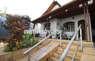 Imagem: A casa possui 4 Dormitórios, 2 Banheiros, 3 Vagas na garagem