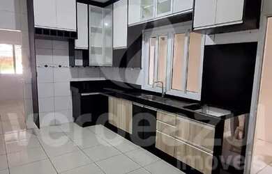 Imagem: A casa possui 3 Dormitórios, 2 Banheiros, 2 Vagas na garagem