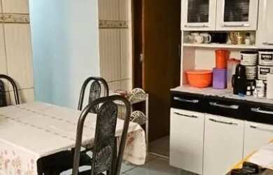 Imagem: A casa possui 2 Dormitórios, 2 Banheiros, 3 Vagas na garagem