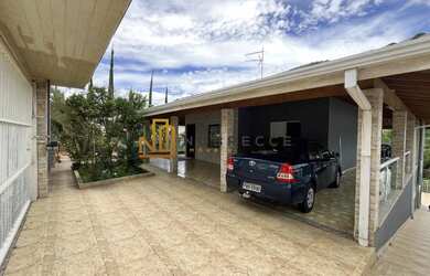 Imagem: A casa possui 3 Dormitórios, 3 Banheiros, 4 Vagas na garagem