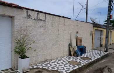 Imagem: A casa possui 4 Dormitórios, 2 Banheiros, 2 Vagas na garagem