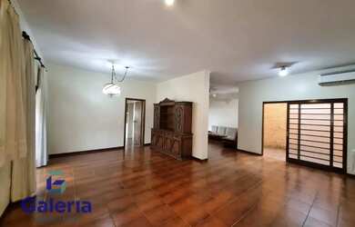 Imagem: A casa possui 3 Dormitórios, 3 Banheiros, 3 Vagas na garagem