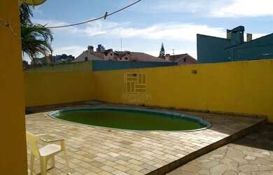 Imagem: A casa possui 5 Dormitórios, 2 Banheiros, 1 Vaga na garagem