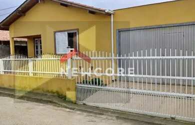 Imagem: A casa possui 3 Dormitórios, 1 Banheiro, 2 Vagas na garagem