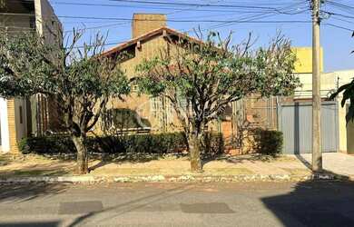 Imagem: A casa possui 3 Dormitórios, 4 Banheiros, 3 Vagas na garagem