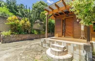 Imagem: A casa possui 4 Dormitórios, 2 Banheiros, 2 Vagas na garagem