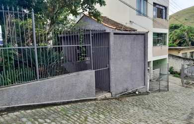 Imagem: A casa possui 3 Dormitórios, 1 Banheiro, 2 Vagas na garagem