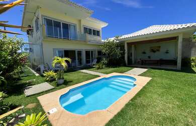 Imagem: A casa possui 4 Dormitórios, 3 Banheiros, 4 Vagas na garagem