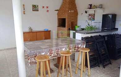 Imagem: A casa possui 3 Dormitórios, 2 Banheiros, 2 Vagas na garagem