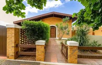 Imagem: A casa possui 3 Dormitórios, 3 Banheiros, 5 Vagas na garagem