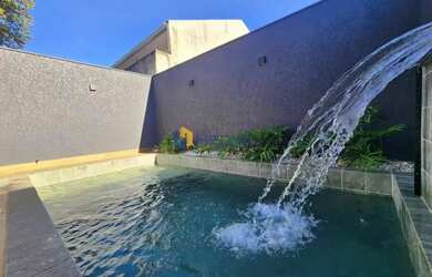 Imagem: A casa possui 3 Dormitórios, 2 Banheiros, 2 Vagas na garagem