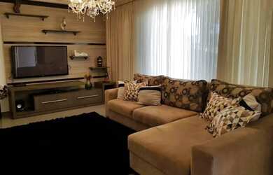 Imagem: A casa possui 4 Dormitórios, 2 Banheiros, 3 Vagas na garagem